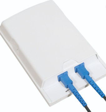 FTTH 2 핵심 광섬유 단자 박스 PC ABS 2 PC SC 어댑터들 실내이 또는 야외입니다