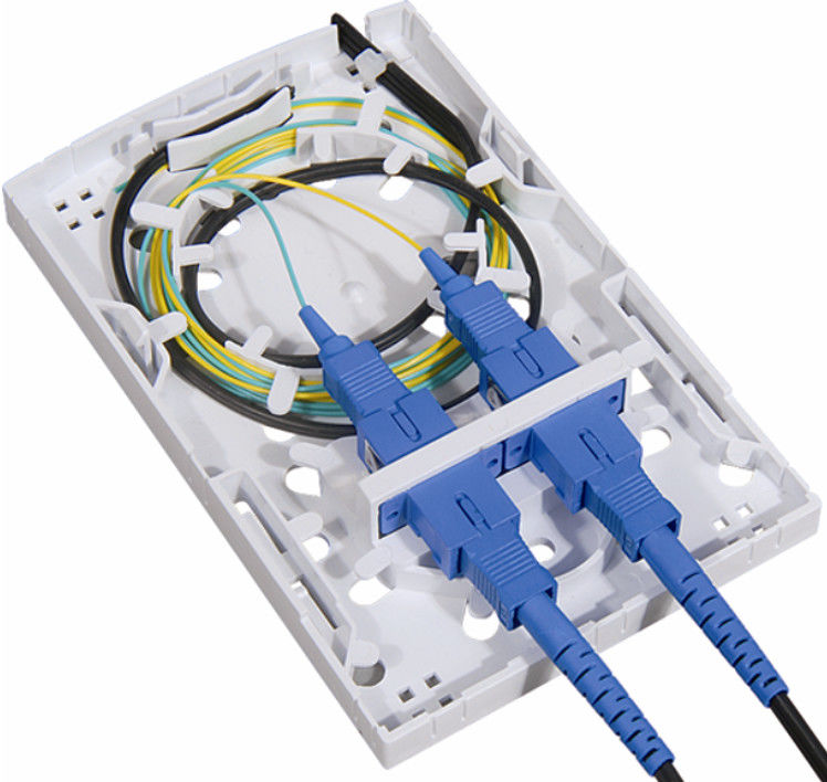FTTH 2 핵심 광섬유 단자 박스 PC ABS 2 PC SC 어댑터들 실내이 또는 야외입니다