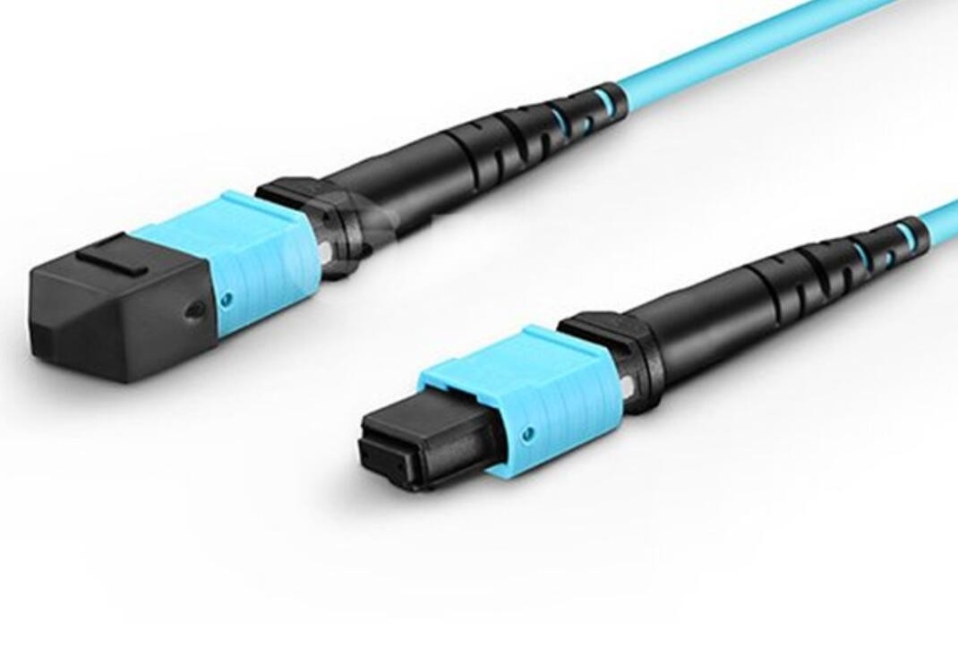 10g 광섬유는 LSZH 물질 MPO 8 핵심에게 여성 다중 모드 OM3 트렁크 섬유를 보냅니다