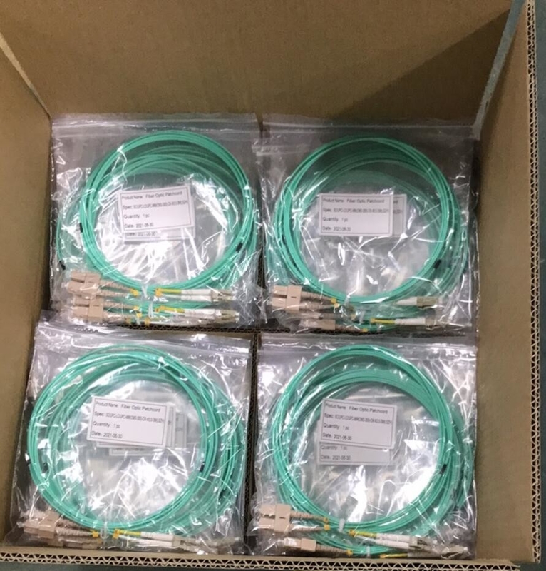 SC LC 광 섬유용 패치 코드 OM3 300 두 부분으로 된 LSZH 재킷 연한 녹청색 색